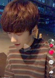 抖音男网红刘,从草根逆袭到流量王，揭秘他的爆红之路”